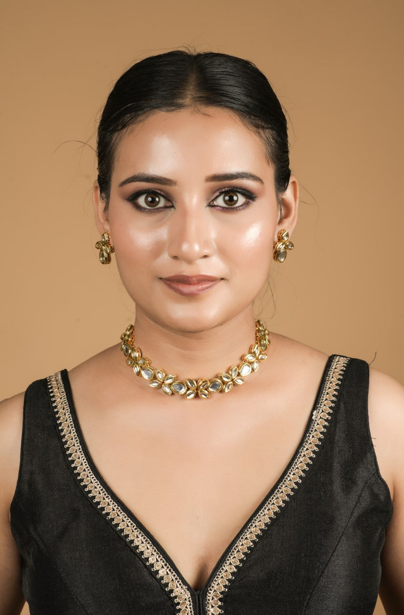 Stunning Gold Finish Kundan Flower Pattern Choker Jewellery