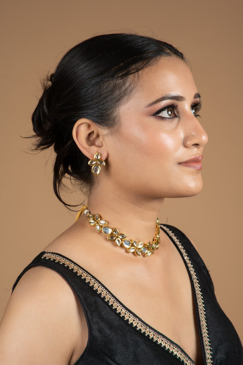 Stunning Gold Finish Kundan Flower Pattern Choker Jewellery