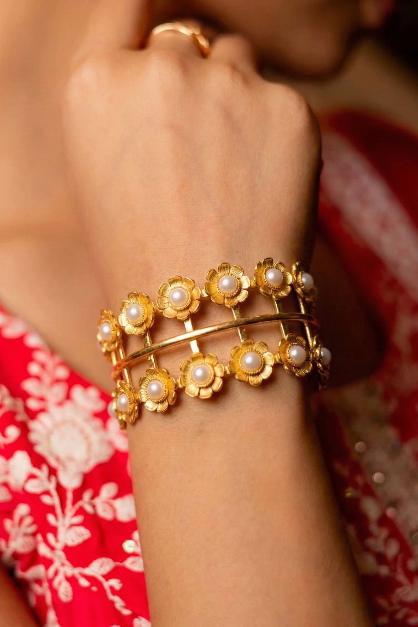 Golden Bracelet with White Pearl Flower Pattern