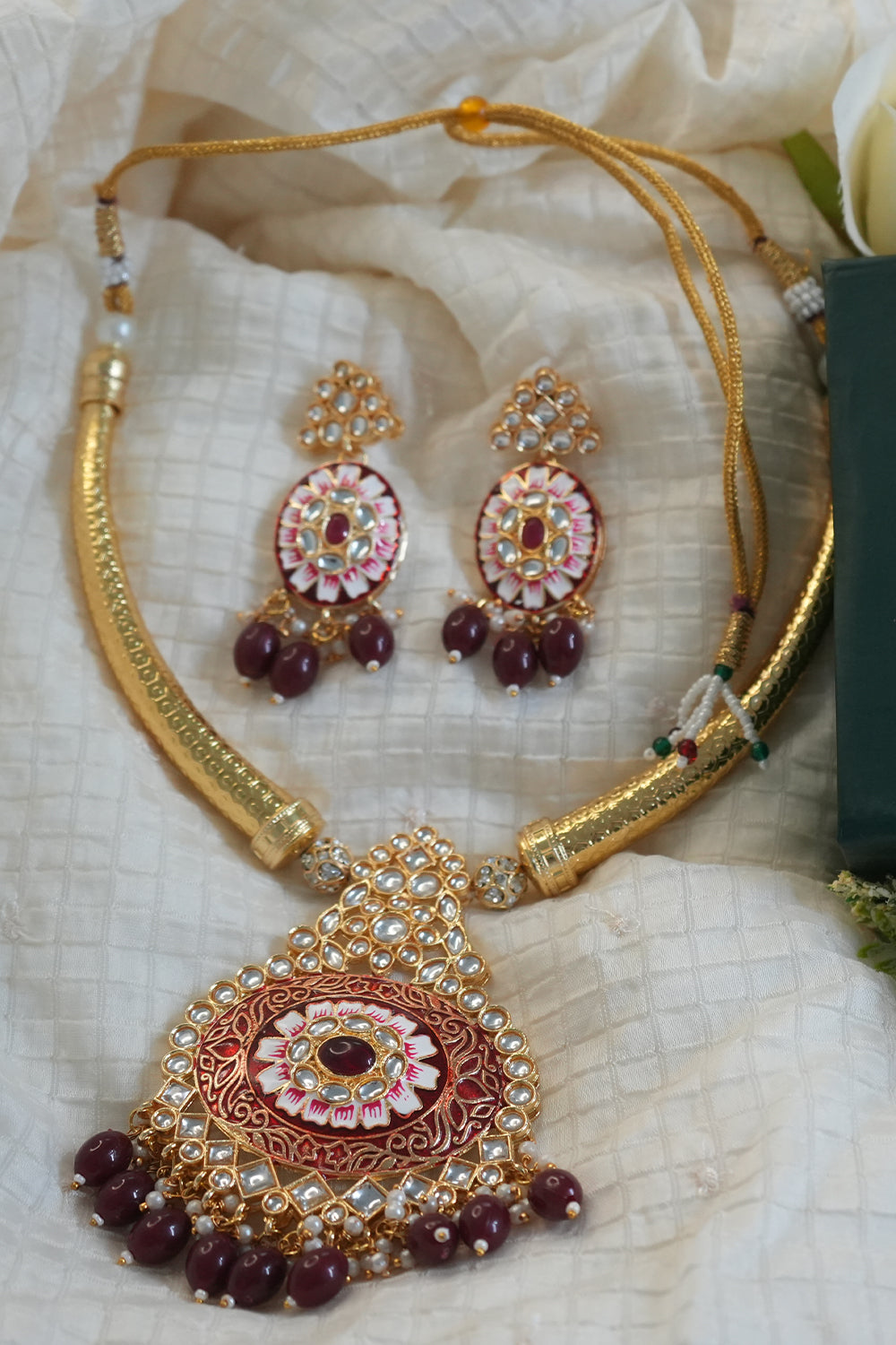 Elegant Jadau Kundan Hasli Necklace with Pearls and Peach Beads – Traditional Jewellery